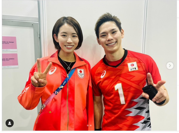 古賀紗理那と西田有志がピースをして笑っている