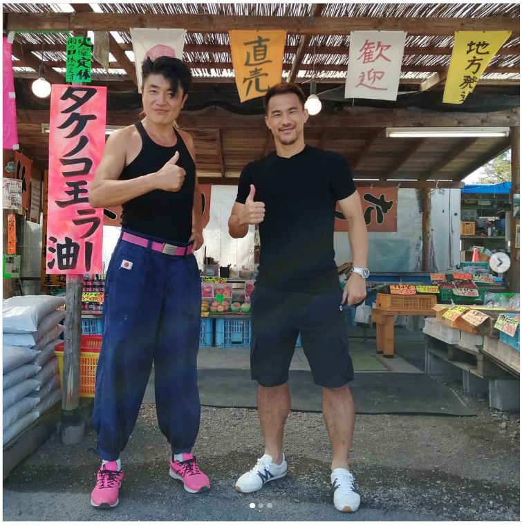 風岡直宏と男性がこちらを見て笑っている