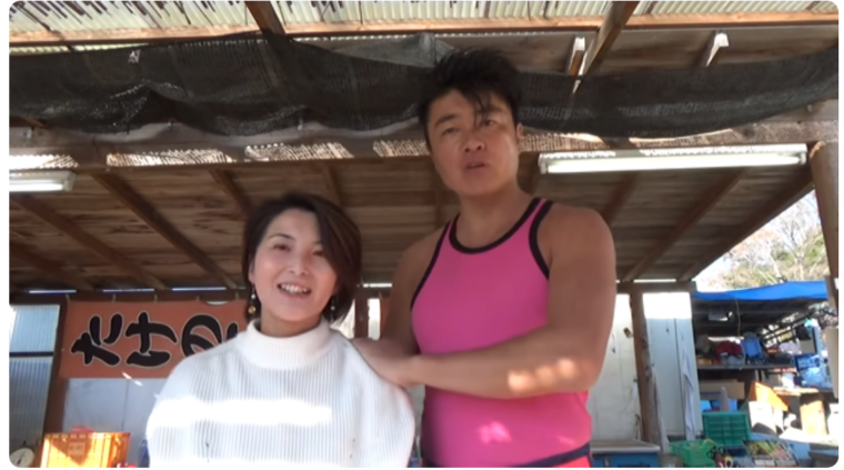 風岡直宏と女性がこちらを見ている